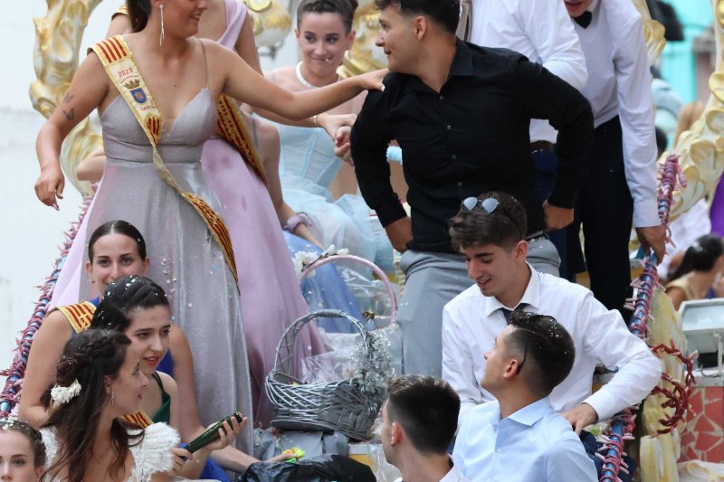 Les carrosses de Gata omplin el recorregut d’enginy, confeti,… i crítiques per l’entrada de bous “sorpresa” Les carrosses de Gata omplin el recorregut d’enginy, confeti,… i crítiques per l’entrada de bous “sorpresa”